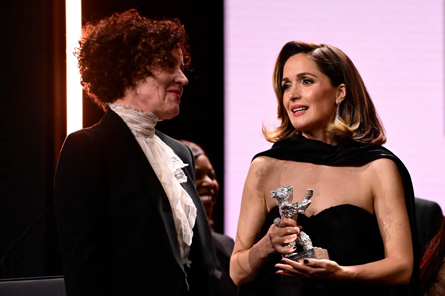 Näitlejad Maria Schrader ja Rose Byrne Berliini filmifestivalil.