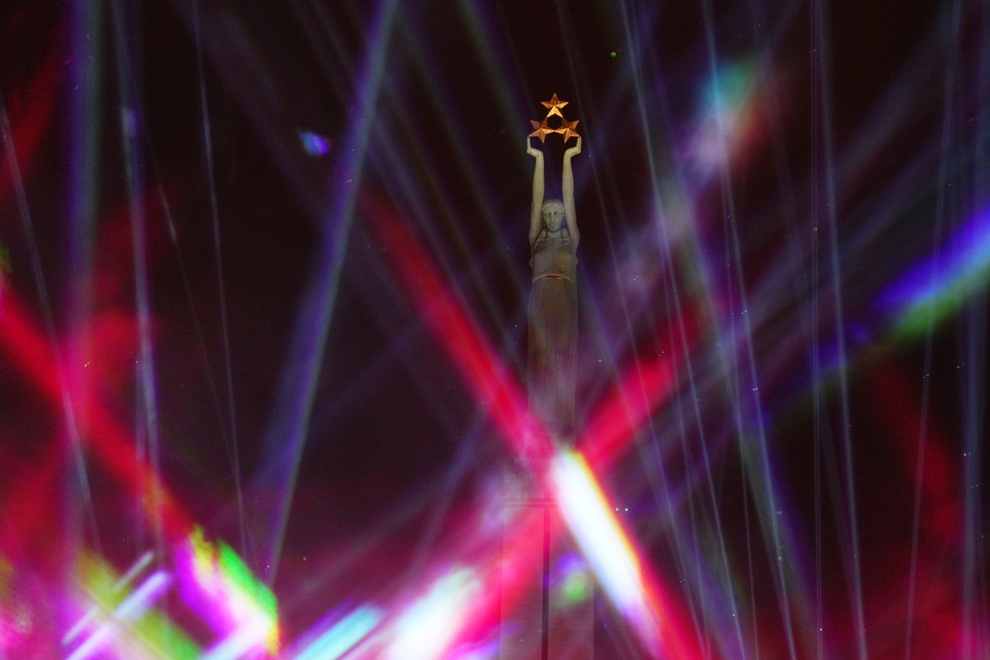 Лазерное шоу у памятника Свободы в Риге