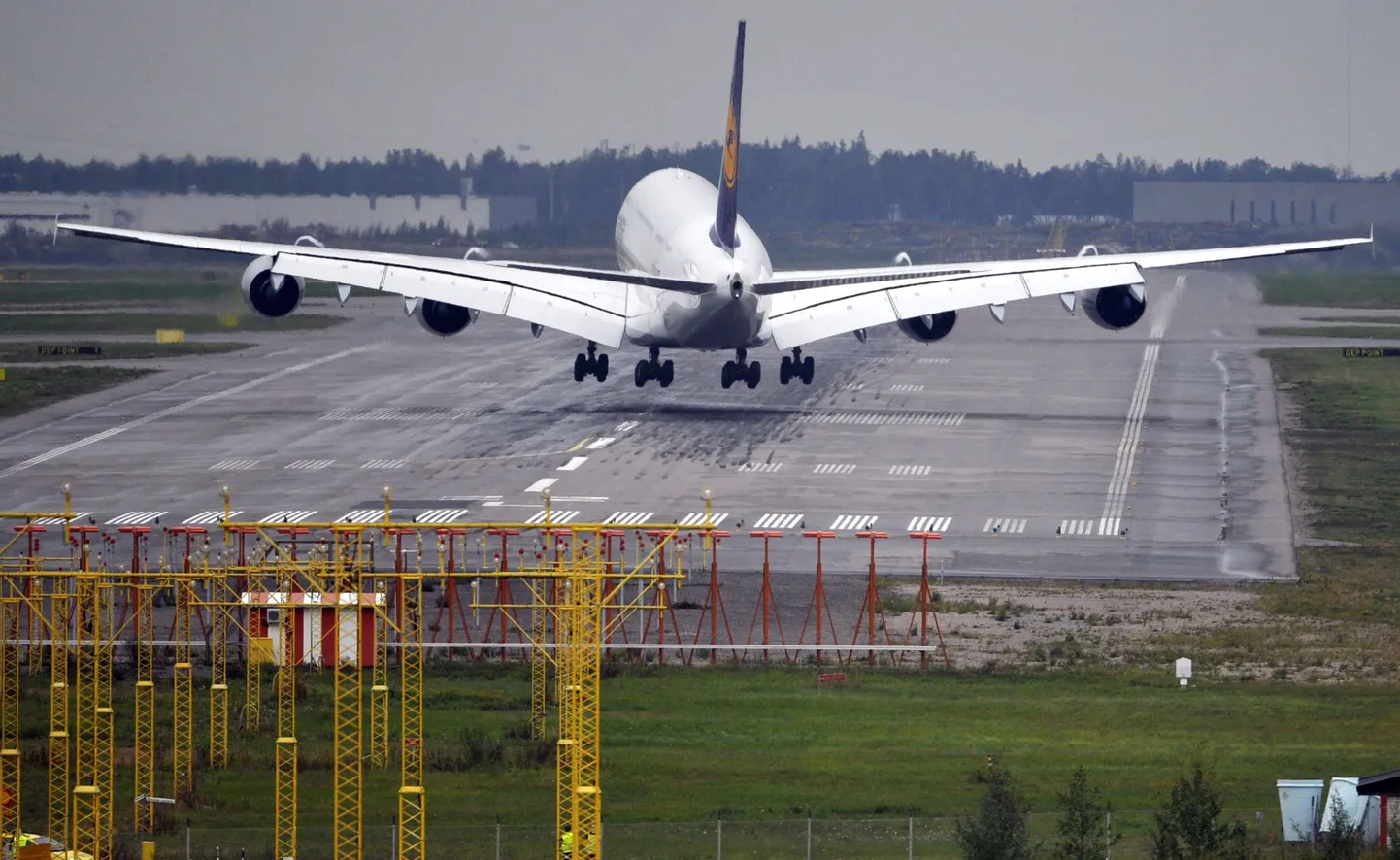 A Lufthansa Airbus-380 Helsingi-Vantaa lennuväljal.