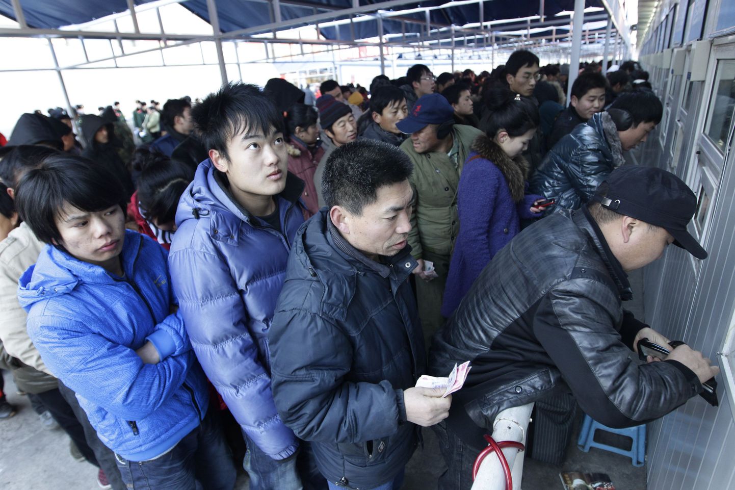 Reisijad Pekingi raudteejaamas pileteid ostmas.