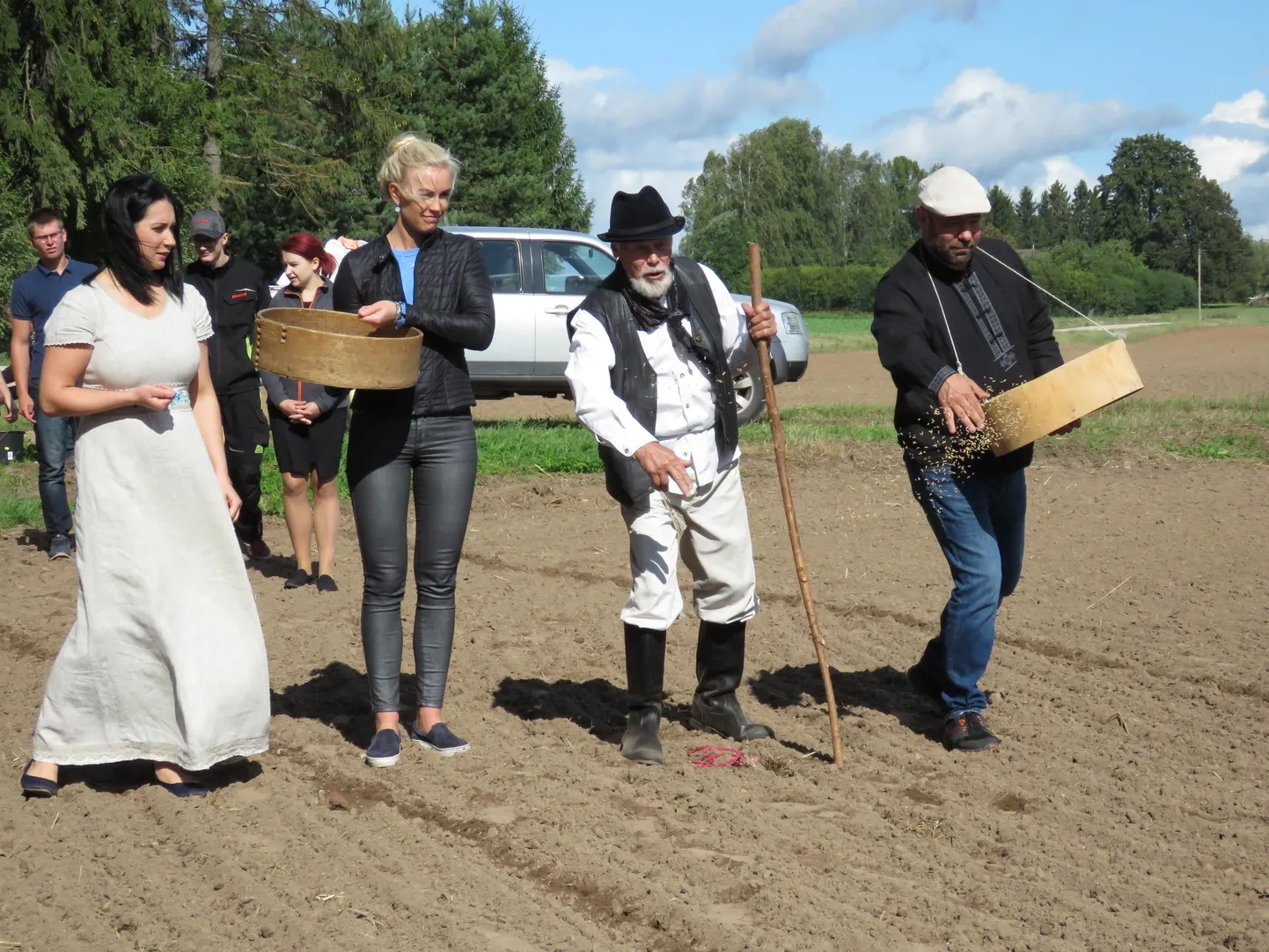 Käsitsi külvasid rukist teiste seas ka Sangaste mõisa esindusnaiskond Triin Laks (vasakult) ja Signe Hunt, õpetussõnu jaganud Tartumaa talupidaja Paul Päkk ja Otepää vallavanem Kaido Tamberg.