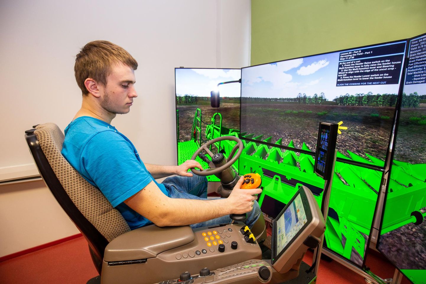 Kombainijuhtimise simulaator Järvamaa kutsehariduskeskuses, "roolis" on äsja talunike kutsemeisterlikkuse võistluse võitnud Felix Lavrentjev.