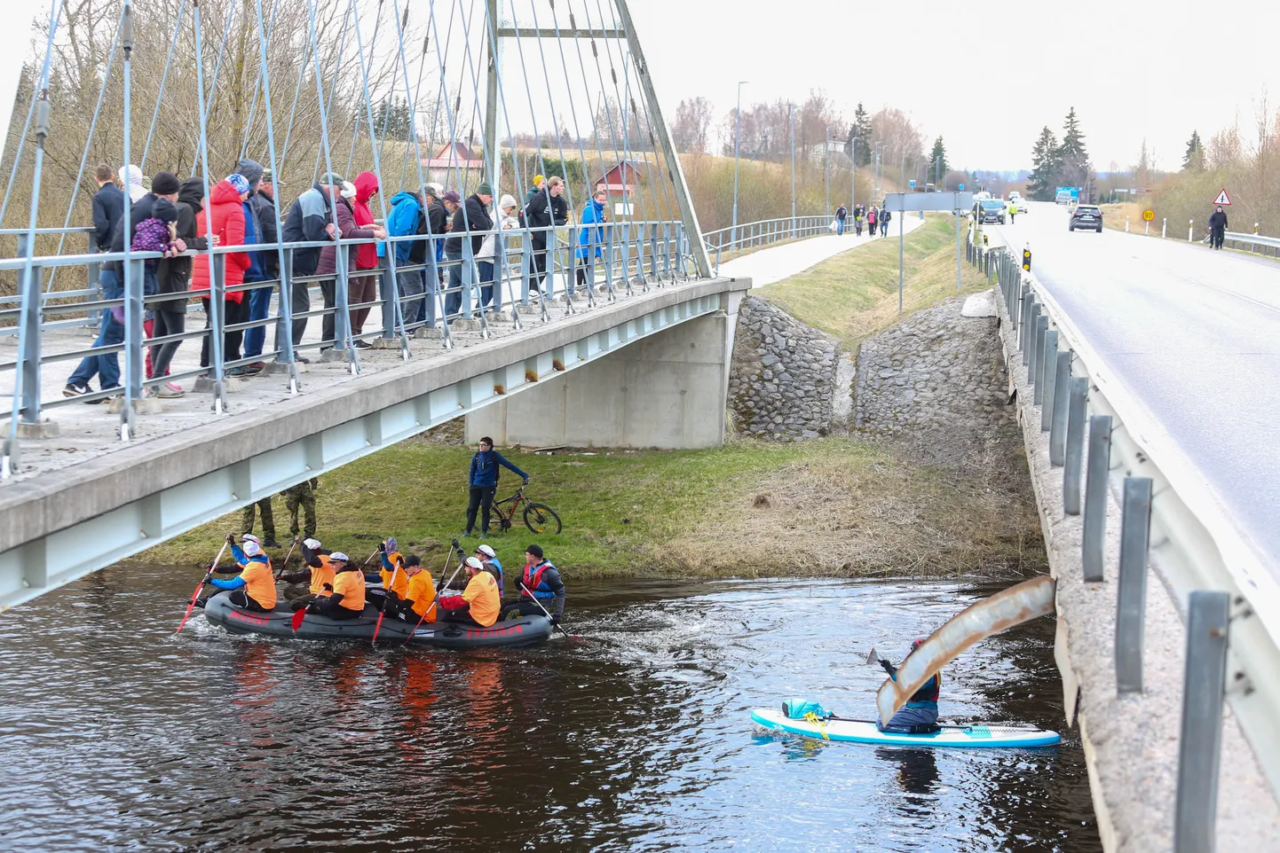 Rahaauto kukkus Kirumpää külas kahe sillaosa vahelt Võhandu jõkke. Seesama koht on Võhandu maratoni ajal tuntud pealtvaatajate ala. Foto on illustratiivne.