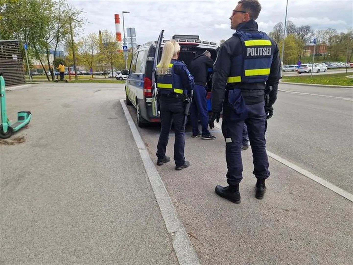 Kesklinna kalmistu juurest viis politsei ära kaks meest.