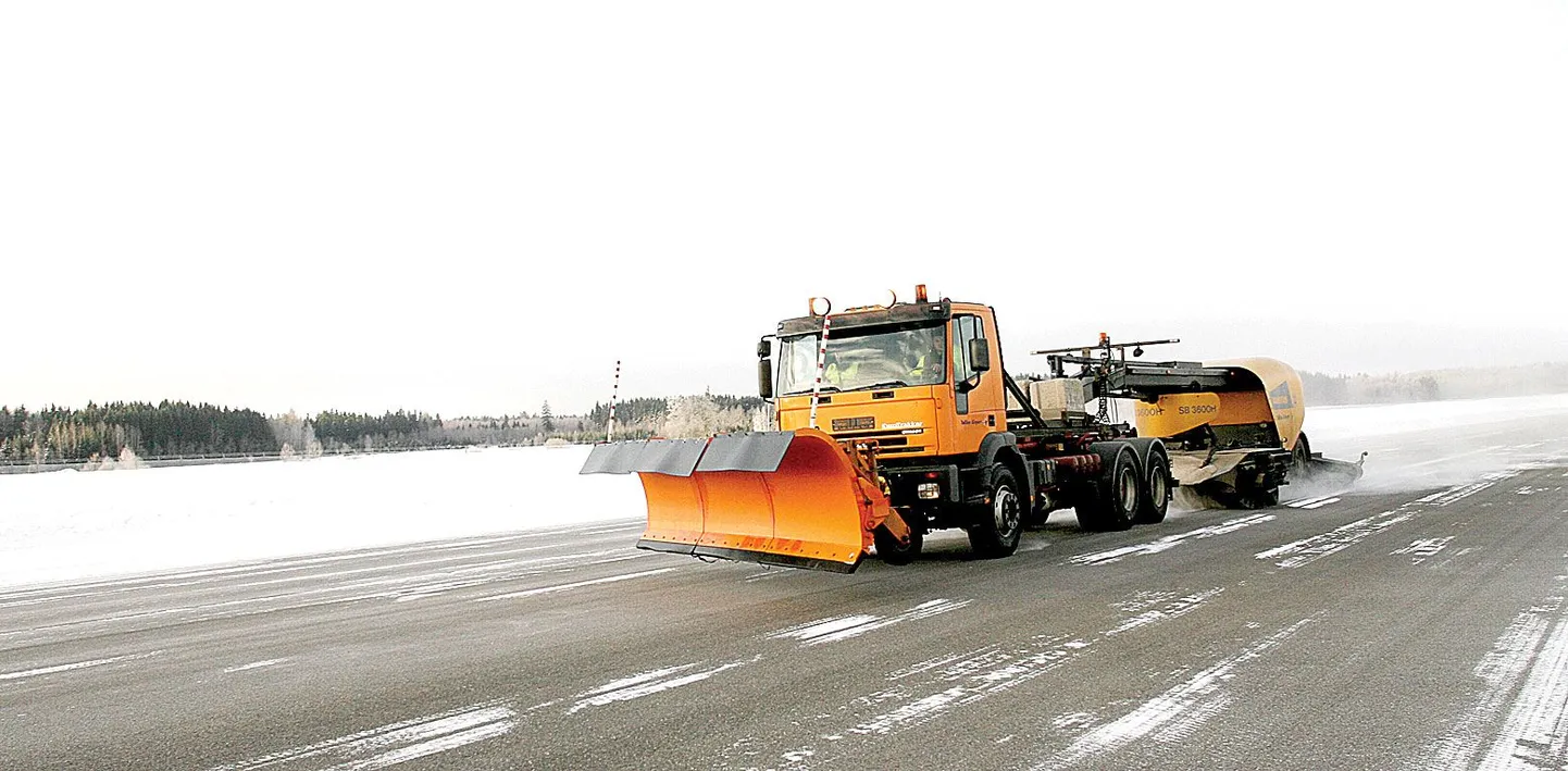 Lennuraja puhastamisel teeb põhitöö saha, harja ja puhuriga varustatud Iveco, roolis rajameister Juhan-Johhen Ross. Saha järel tuleb Uno Siik ja lennutab raja äärde lükatud lume Valtra traktori külge seatud alles sügisel soetatud puhuriga kaugemale.