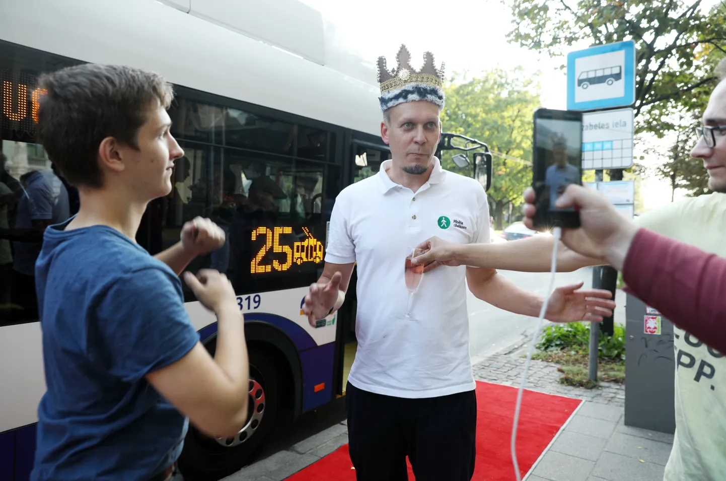 Apvienība "Pilsēta cilvēkiem" iepretim Mākslas muzejam rīko piketu, aicinot ieviest sabiedriskā transporta joslu Krišjāņa Valdemāra ielā.