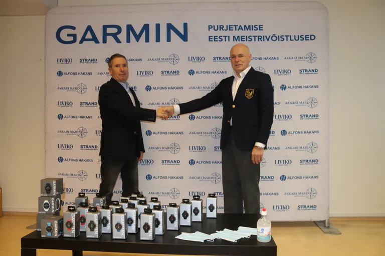 Jakari Marine ja Garmini esindaja Aleksandr Karboinov andmas Eesti Jahtklubide Liidu presidendile Kalev Vapperile üle Garmin Purjetamise Eesti Meistrivõistluste sarja auhindu Garmini spordikellasid