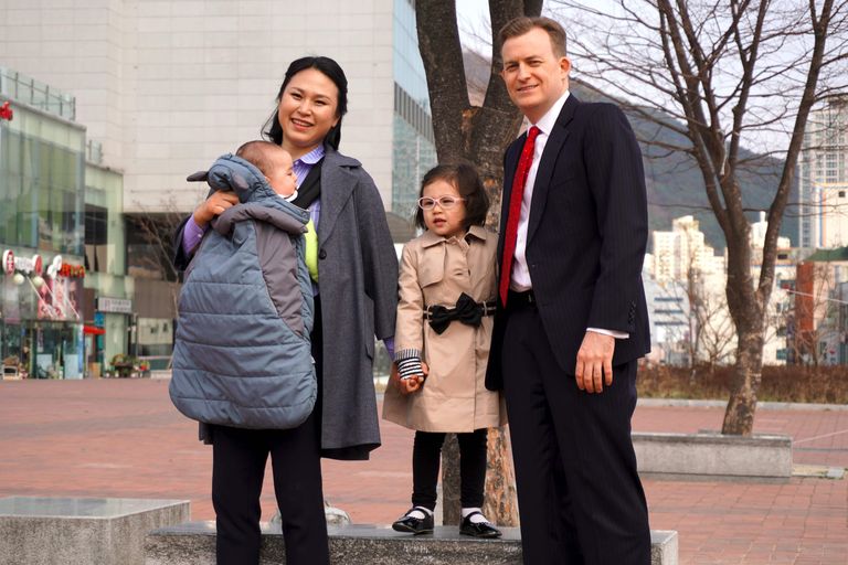 Robert Kelly koos abikaasa Kim Jung-a'ga ning laste Marioni ja Jamesiga, kes on ema süles
