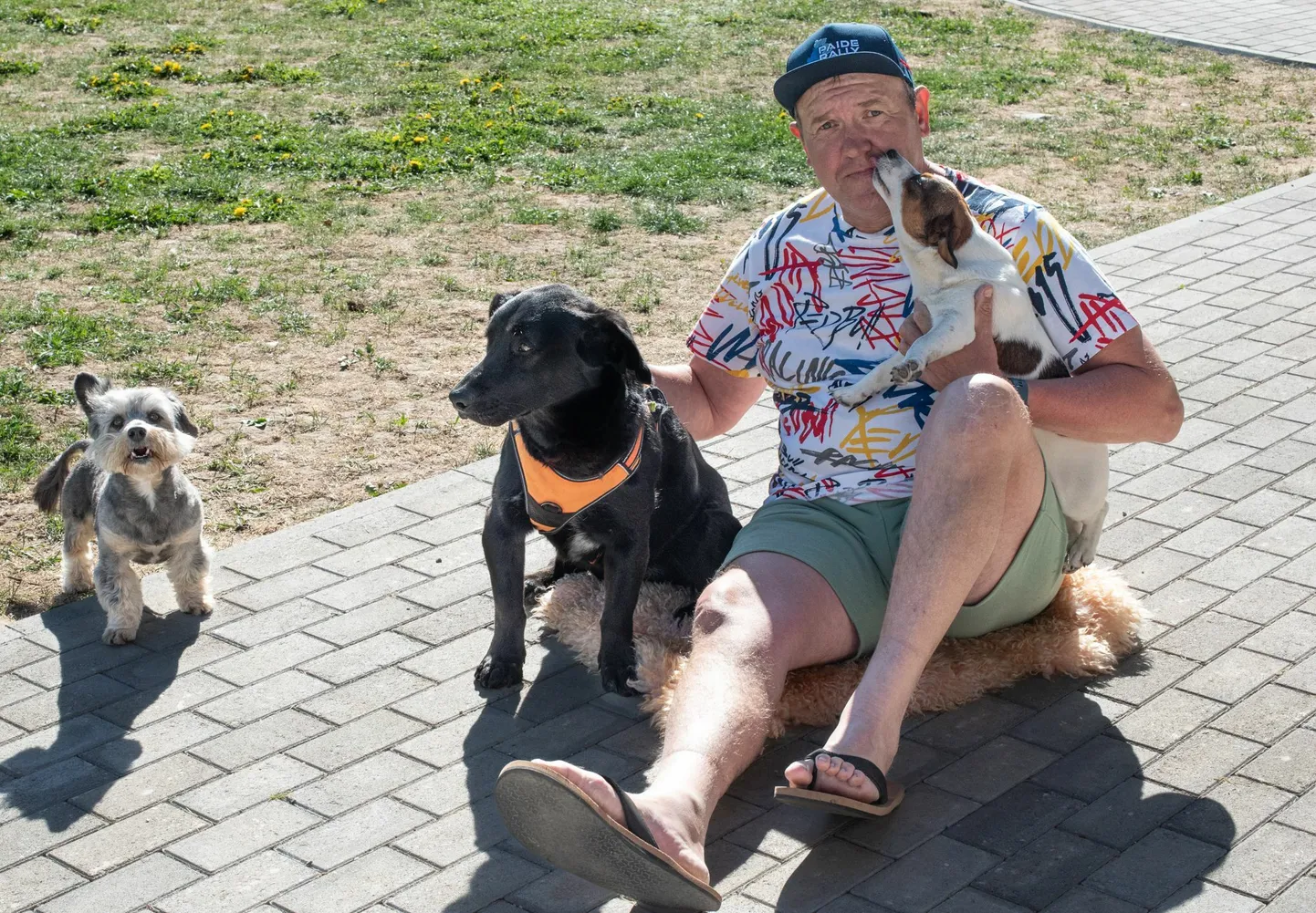 Priit Seire koos oma koerte Peedu ja Pontuse ning leidlapse Passatiga.