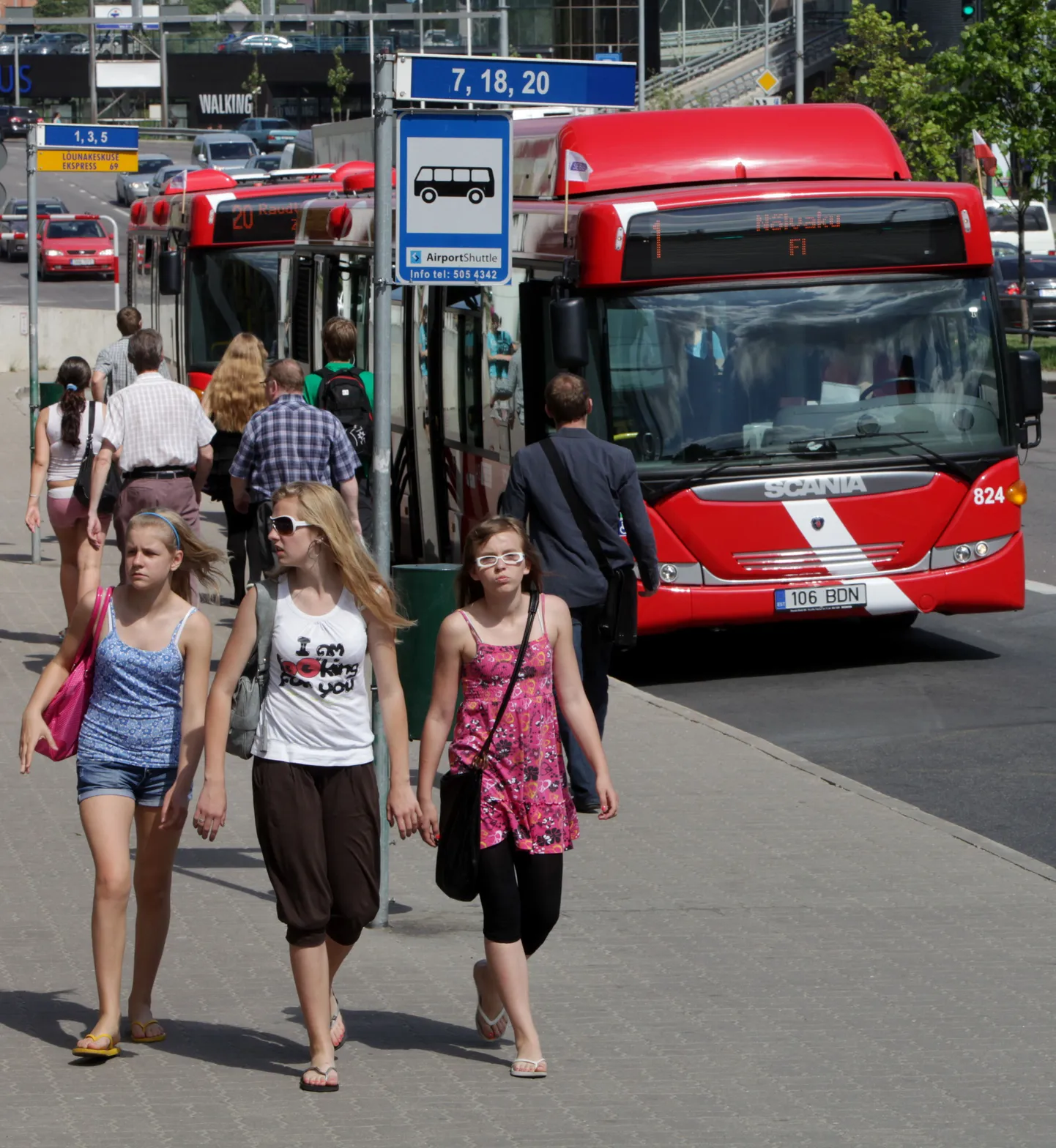 Tartu linnaliinibussid Kaubamaja peatuses.