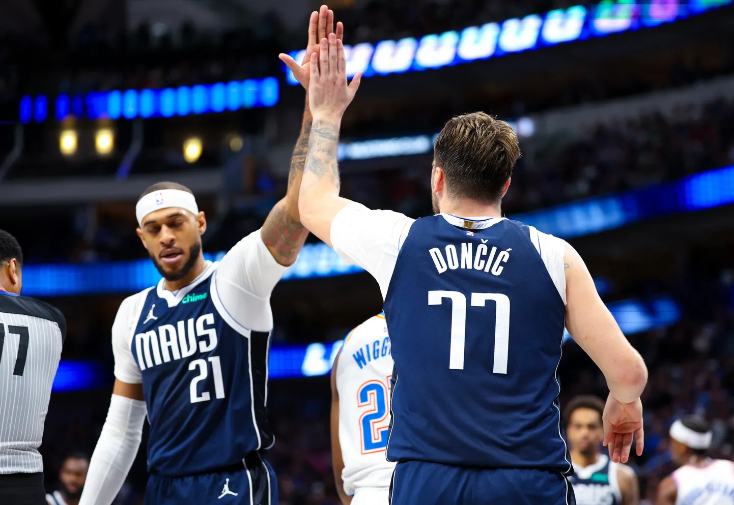 Luka Doncic (paremal) jagas Dallas Mavericksiga värskelt liitunud Daniel Gaffordile mitu tulemuslikku söötu.