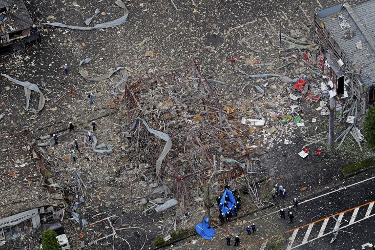 Следователи работают на месте взрыва в Корияме, префектура Фукусима, северная Япония. Четверг, 30 июля 2020 года. Один человек погиб, а 18 получили ранения и были доставлены в больницы после внезапного взрыва. (Kyodo News через AP)