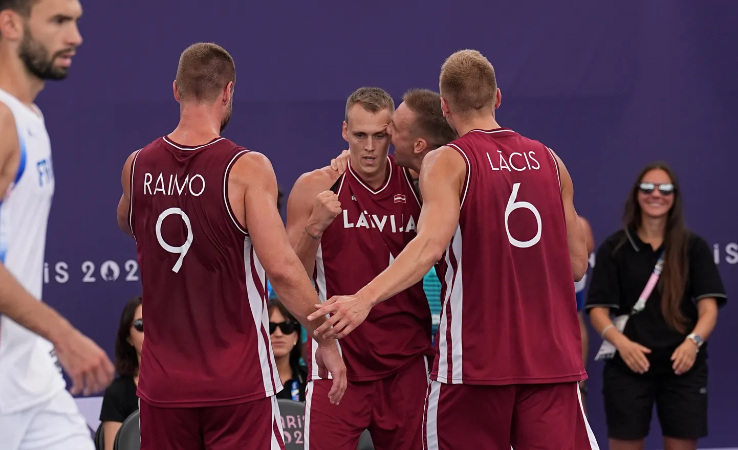 Basketbolisti Zigmārs Raimo (no kreisās), Nauris Miezis un Francis Lācis 3x3 basketbola turnīra spēlē starp Latvijas un Francijas valstsvienībām 2024.gada vasaras olimpiskajās spēlēs Parīzē.