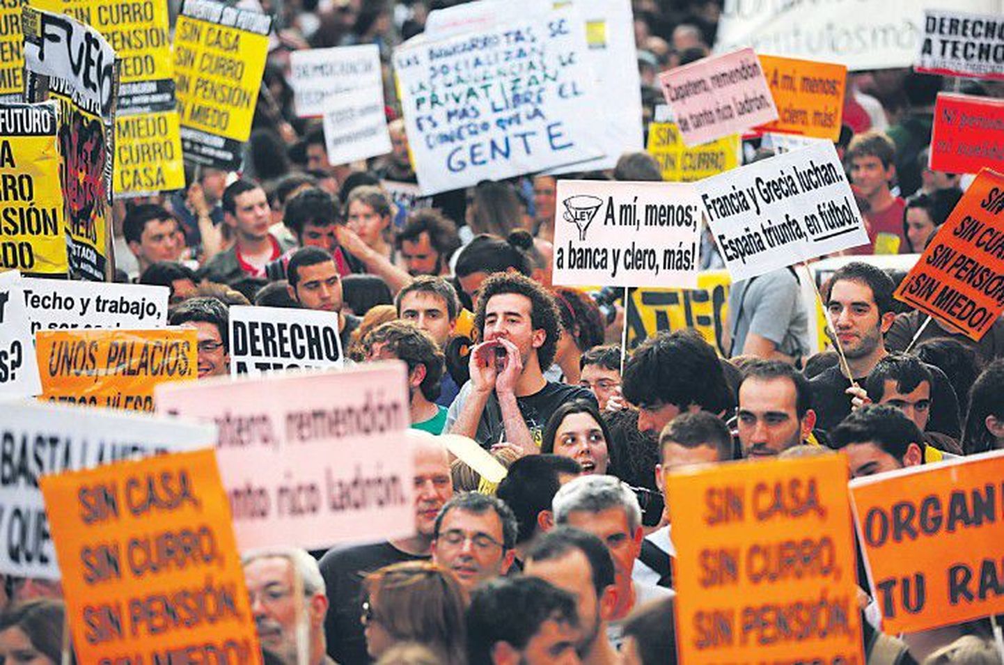 Митинг испанской молодежи против бюджетных сокращений и высокой безработицы в апреле прошлого года в Мадриде. Сейчас в Испании уже больше половины молодых людей — 53 процента — не имеют работы.
