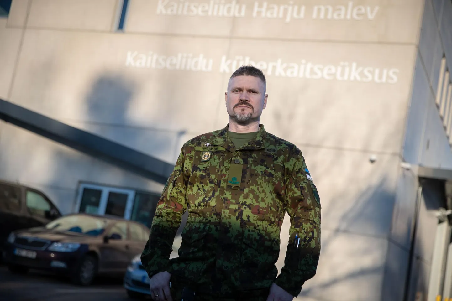 Major Rene Toomse rõhutab Kaitseliidu olulisust. Ukrainas näeme, et meie kaitseliidu analoog teeb seal väga head tööd, ka vastase tahte murdmisel.


16.03.2022, Tallinn. Kaitseliidu väljaõppeosakonnas toimetav major Rene Toomse kaitseliidu Harju maleva maja ees. Foto Madis Veltman, Positmees FOTO: Madis Veltman