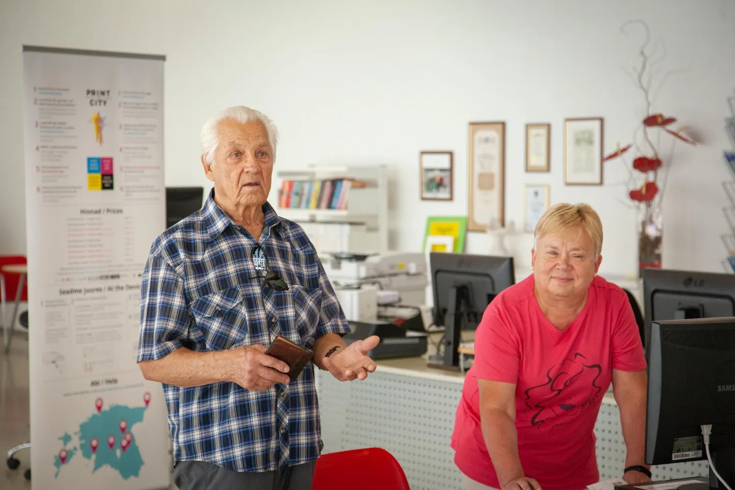 Juhan Jürgenson oli eile lõunal Pärnu keskraamatukogus 19. inimene, keda raamatukoguhoidja Urve Saard vaktsineerimistõendi printimisel abistas.