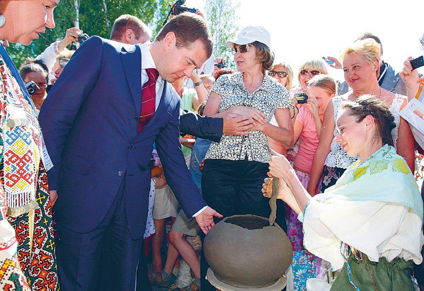 Медведев в Ханты-Мансийске на финно-угорской ярмарке