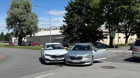 PILDID SÜNDMUSPAIGALT ⟩ Paides põrkasid ristmikul kokku kaks Škodat