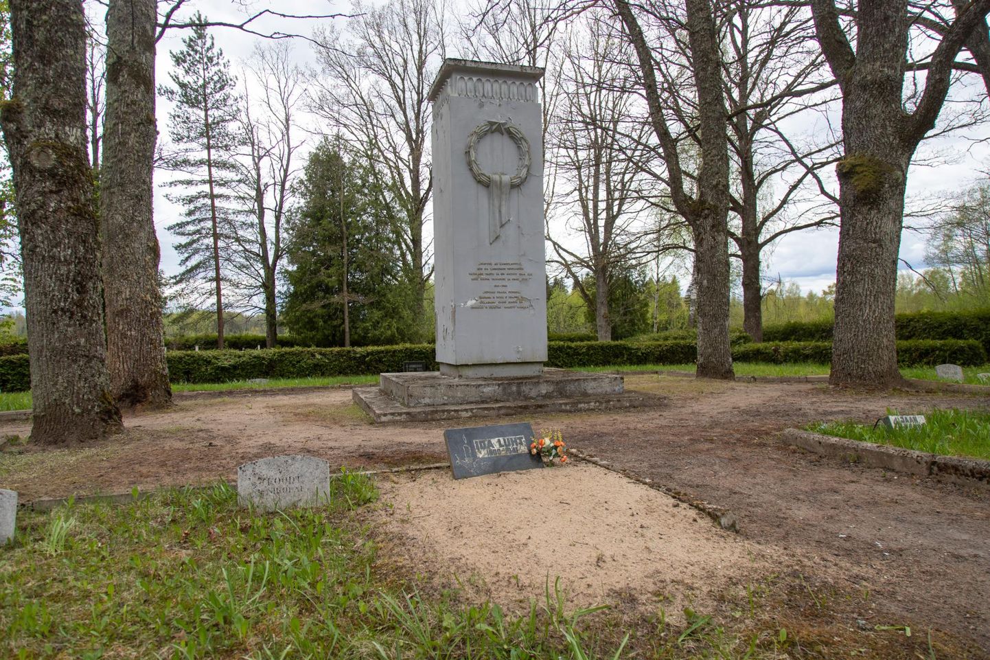 Kolga-Jaani monument paikneb küll kalmistul, kuid kes on selle alla maetud ja kui palju neid on, pole täpselt teada.