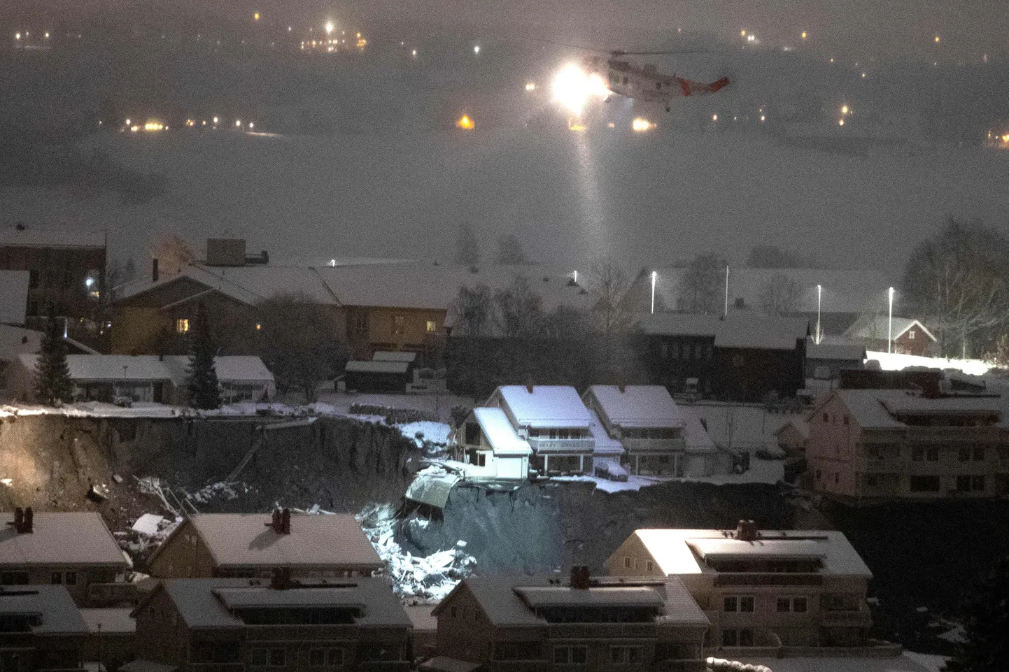 Päästehelikopter õnnetuspaigas 31. detsembril 2020.