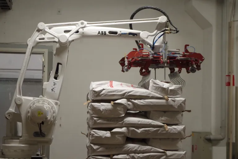 Tere Põlva piimatööstuses töötav robot.