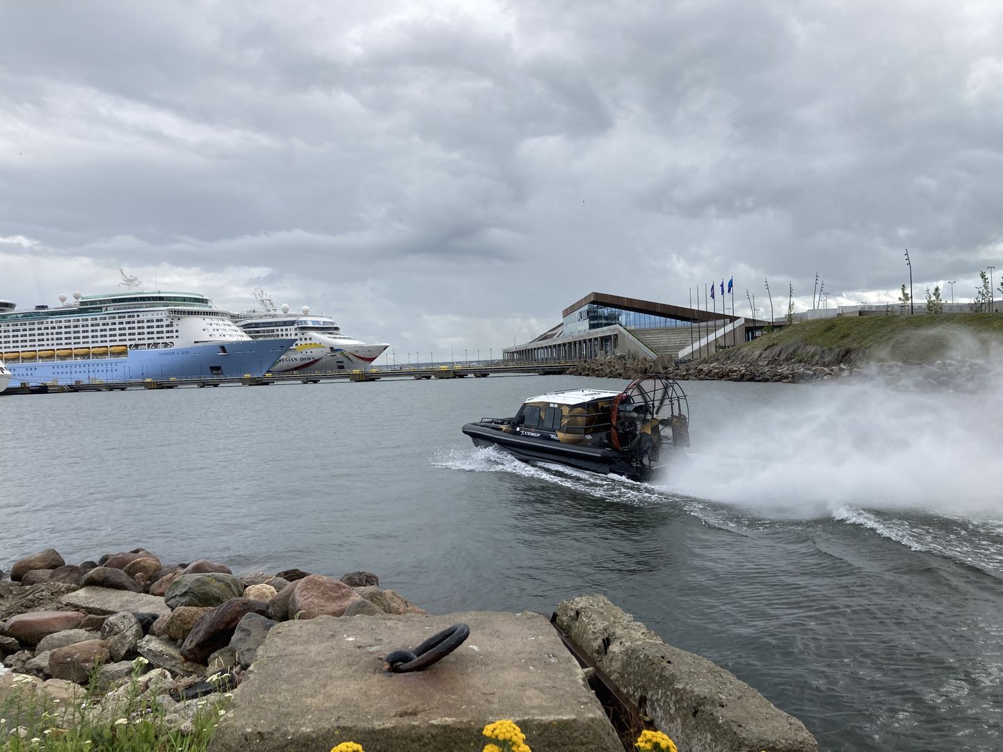 Tänavustel Tallinna merepäevadel saab sõita ka tõenäoliselt kiireima siinsetes vetes liikuva sõiduki - aeroglisseriga.