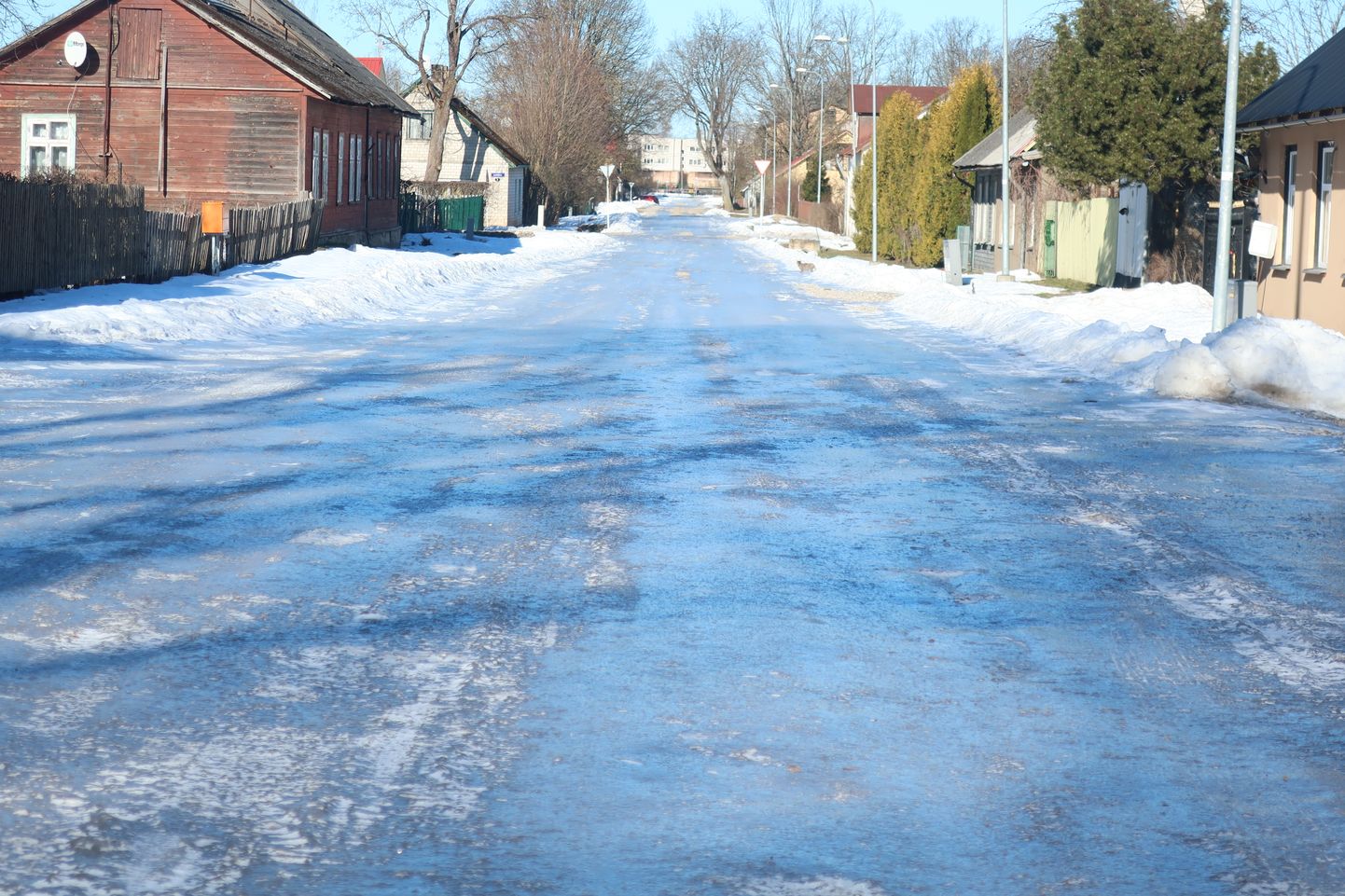 Valga Pika tänava lõik, mis jääb Valga-Tartu raudtee ja Võru tänava vahele, on suures osas jääga kaetud.