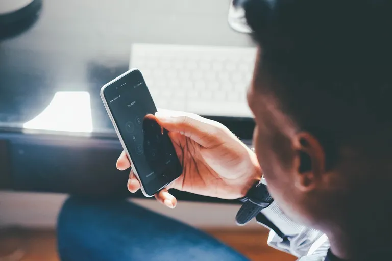 «Сначала Tele2 включает эту услугу во все пакеты, то есть клиенты не могли от нее отказаться, а потом делает ее платной и без отдельного письменного согласия клиентов автоматически увеличивает сумму счета. Разве такое законно?» - спрашивает Валентина.