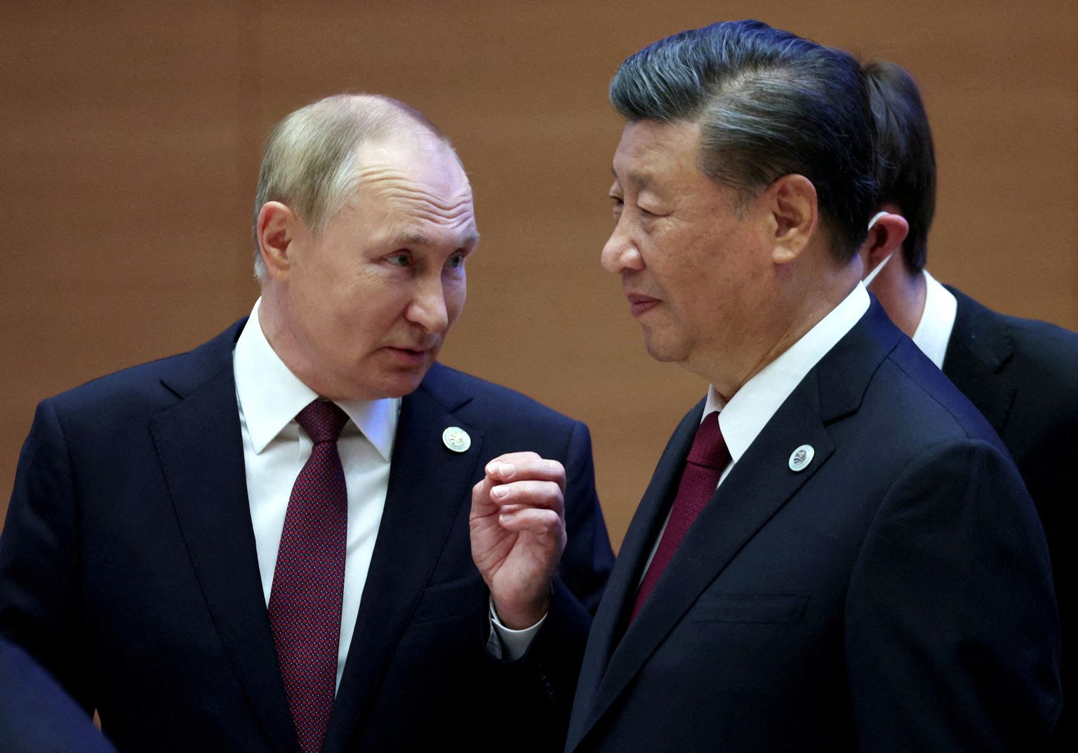 Путин беседует с председателем КНР Си Цзиньпином перед встречей глав государств-членов Шанхайской организации сотрудничества (ШОС), Самарканд, Узбекистан, 16 сентября 2022 года.