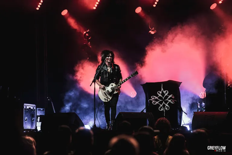 "Bloody Heels" muzicē 2024. gada festivālā "Summer Sound".