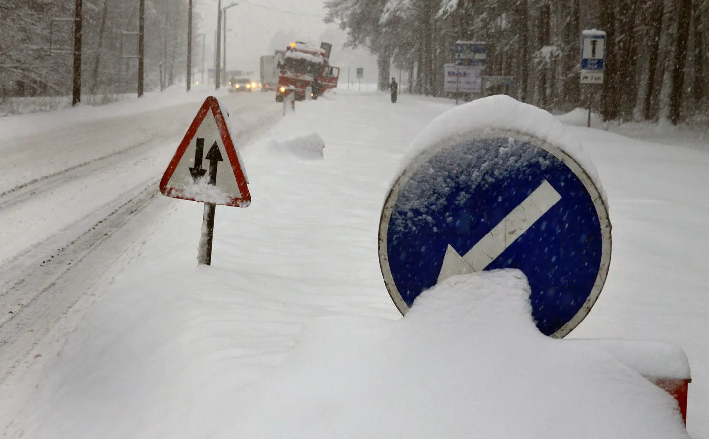 Kaheksakümmend vabatahtlikku on valmis lumme kinni jäänud sõidukeid välja tõmbama tulema. Abiliste kontaktid leib aadressilt 4x4help.eu. Foto on illustreeriv.