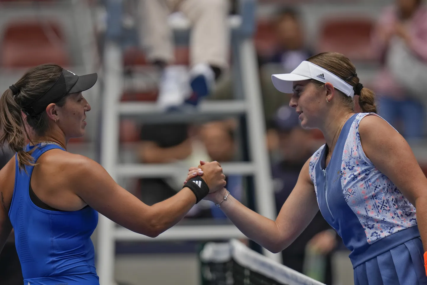 Aļona Ostapenko (no labās) un Džesika Pegula