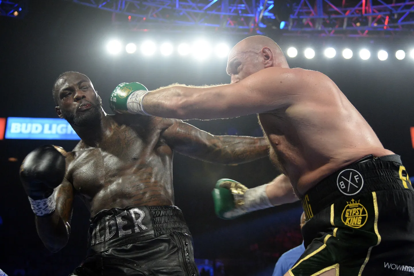 Deontay Wilder (vasakul) võitlemas Tyson Furyga.