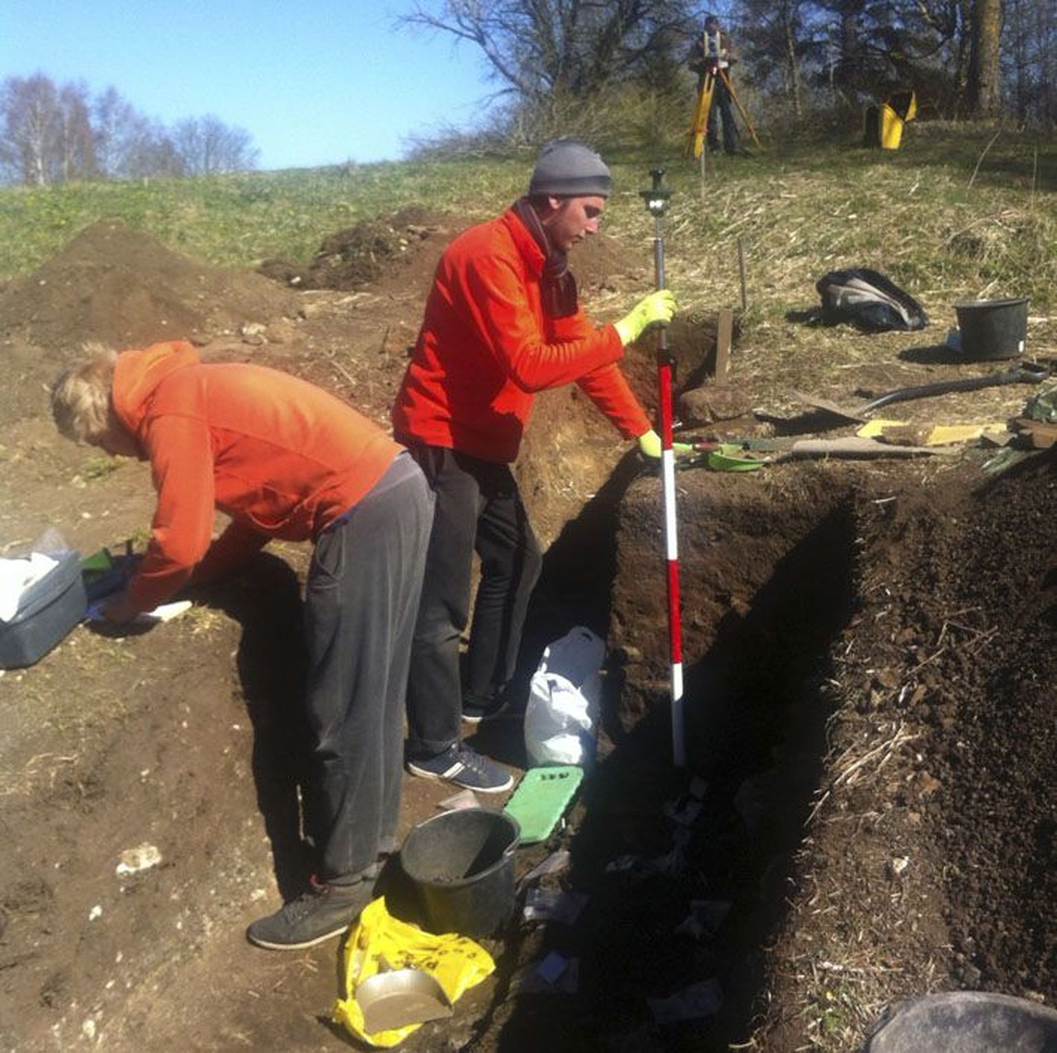 Kristjan Sanderi abilised kaevavad Lammasmäe kultuurikihis.