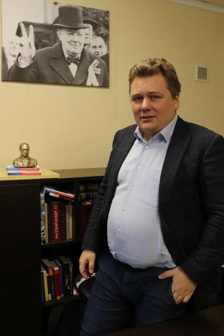 В кабинете у Алексея Чадаева портрет вовсе не Путина, а Уинстона Черчилля.