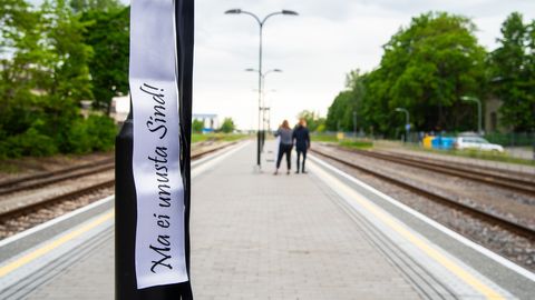 ФОТО ⟩ На вокзалах развеваются траурные ленты в память о депортированных в Сибирь