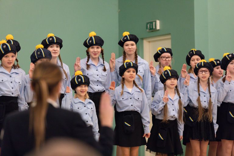 Tõotuse andsid kodutütarde Tartu ringkonna uued liikmed.