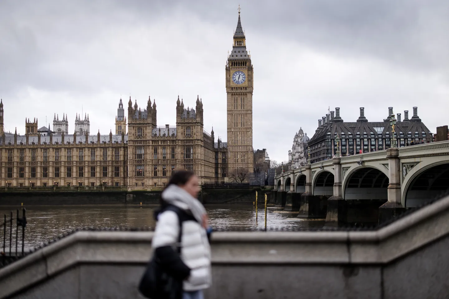 Naine kaldapealsel Ühendkuningriigi parlamendi hoone juures Londonis.