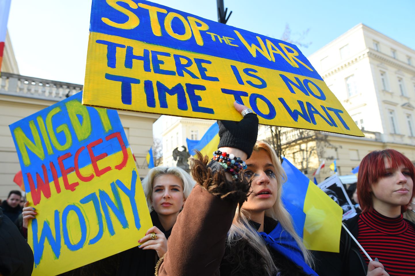 Noored protestivad Varssavis Venemaa agressiooni vastu.