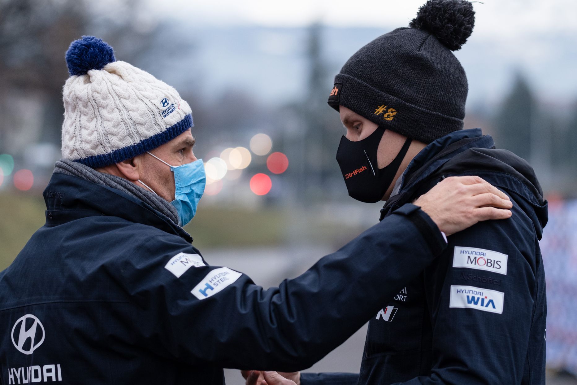 Hyundai tiimipealik Andrea Adamo (vasakul) ei tahtnud Horvaatia ralli võidukohustuse koormat laduda Ott Tänaku (paremale) õlule.