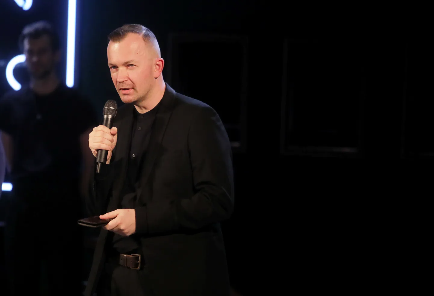 Gada balvas mākslas kritikā laureāts, literatūrkritiķis Kārlis Vērdiņš ar saņemto balvu uzrunā klātesošos teātra un kinokritiķa Normunda Naumaņa vārdā nosauktās Gada balvas mākslas kritikā un Jaunā kritiķa vai kritiķes veicināšanas balvas svinīgajā pasniegšanas ceremonijā "NN nakts" Jaunajā Rīgas teātrī.