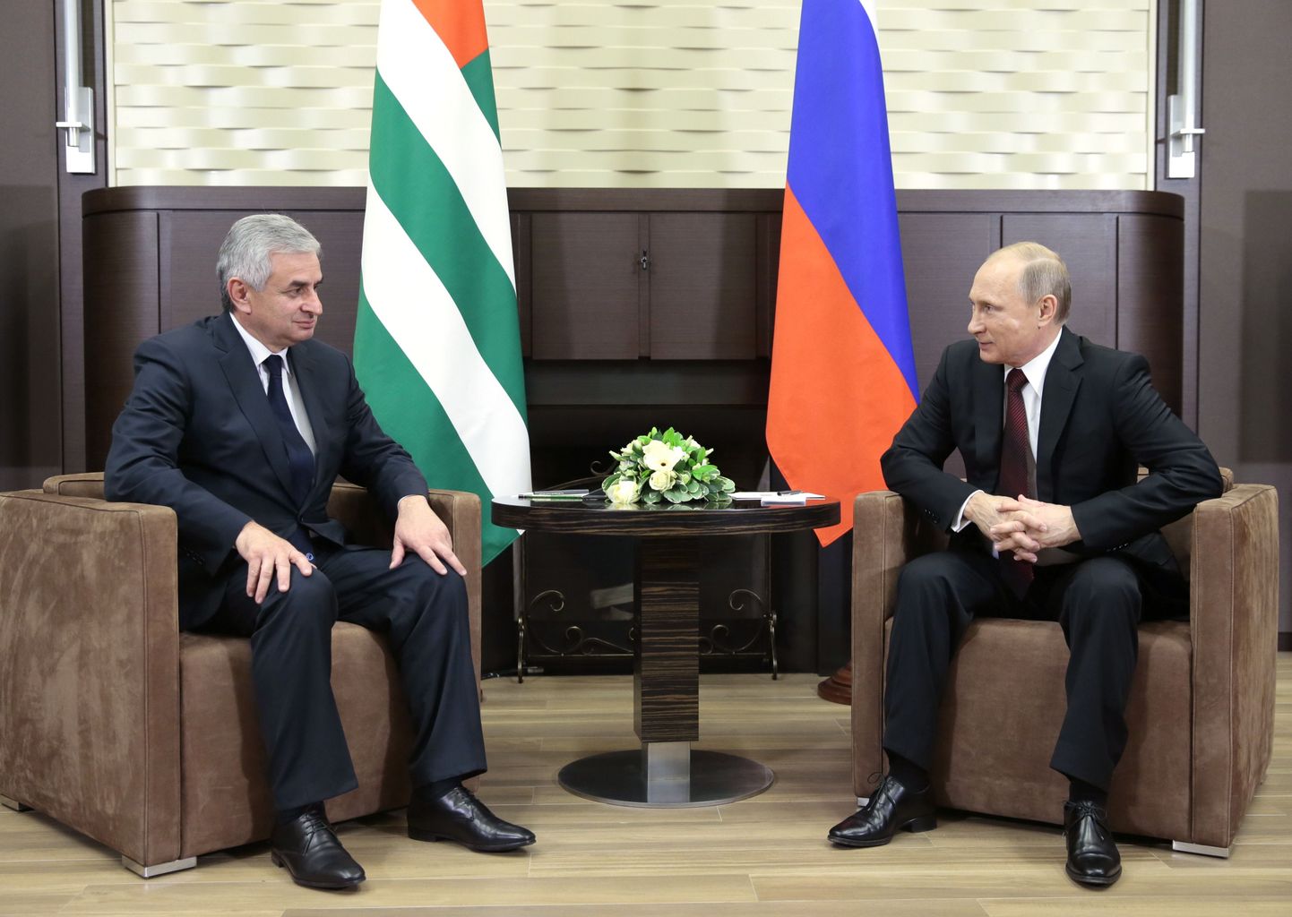 Vene president Vladimir Putin ja Abhaasia liider Raul Hadžimba (vasakul) 24. novembril Sotšis Botšarov Rutšei residentsis.