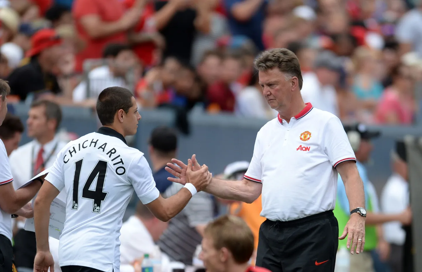 Louis van Gaal (paremal) on väidetavalt valmis ründaja Javier Hernandezi rahaks tegema.