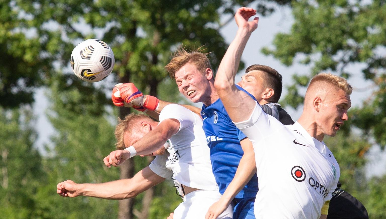 Esmaspäeval võitlesid 32-kraadises kuumuses palli pärast Tammeka mängija Mihkel Järviste (sinises) ja FC Flora jalgpallur Henrik Pürg (valges).