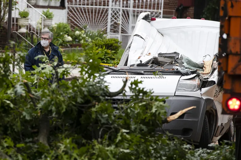 USA idarannikut tuuseldas troopiline torm Isaias, mis langetas puid ja lõhkus elektriliine. Pildi auto New Yorgis, milles olnud inimene puu langemise tõttu hukkus