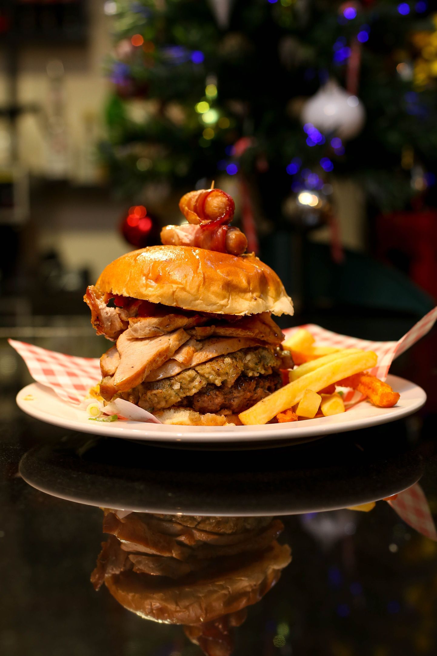 Brass Pigi eelmise aasta jõuluburger. Välimuselt on selle aasta oma küll sarnane, kuid koguselt on suurem.