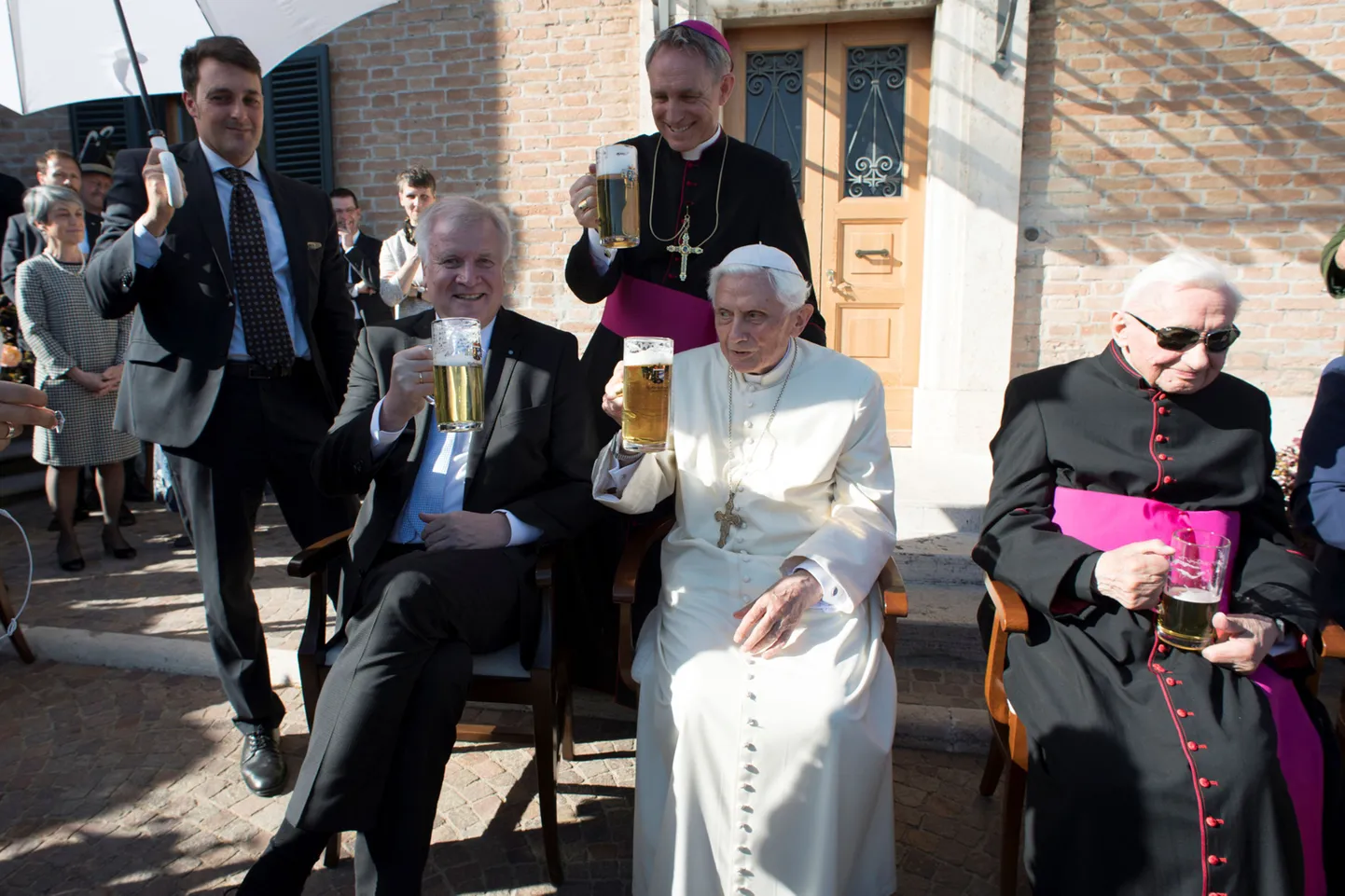 Oma õllest paistavad rõõmu tundvat ka emeriitpaavsti vasakul käel istuv preestrist vend Georg Ratzinger ja tema selja taga seisev kirikupea erasekretär peapiiskop Georg Gänswein, kes on pärit Baierimaa kõrval asuvalt Baden-Württembergi liidumaalt.