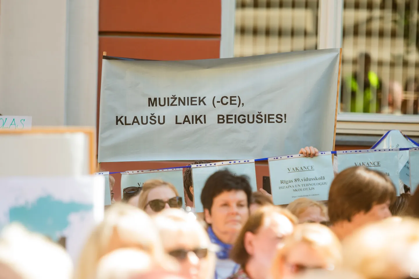 Lai apturētu jaunā finansējuma sadales modeļa ieviešanu, pedagogu arodbiedrība piketē pie Saeimas