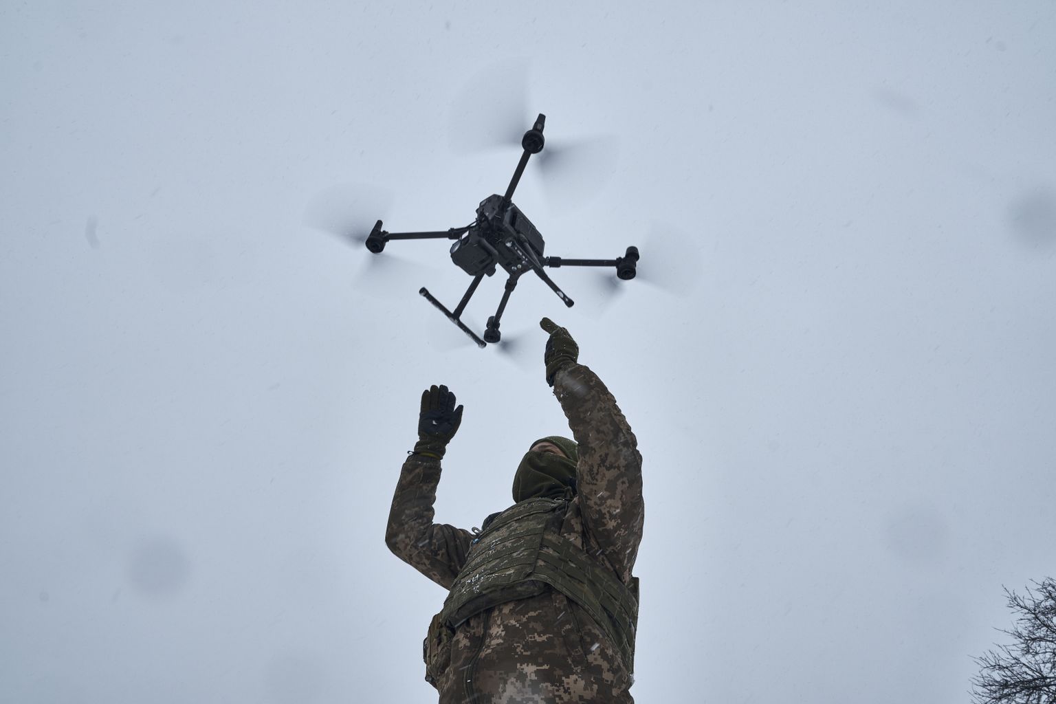 Ukraina relvajõudude sõdur drooniga.
