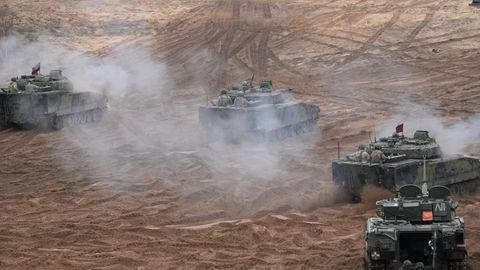 ФОТО ⟩ В Адажи прошли учения с маневрами танков и стрельбами